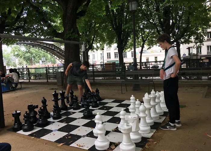 A Paris, Au Bord De L\'Eau